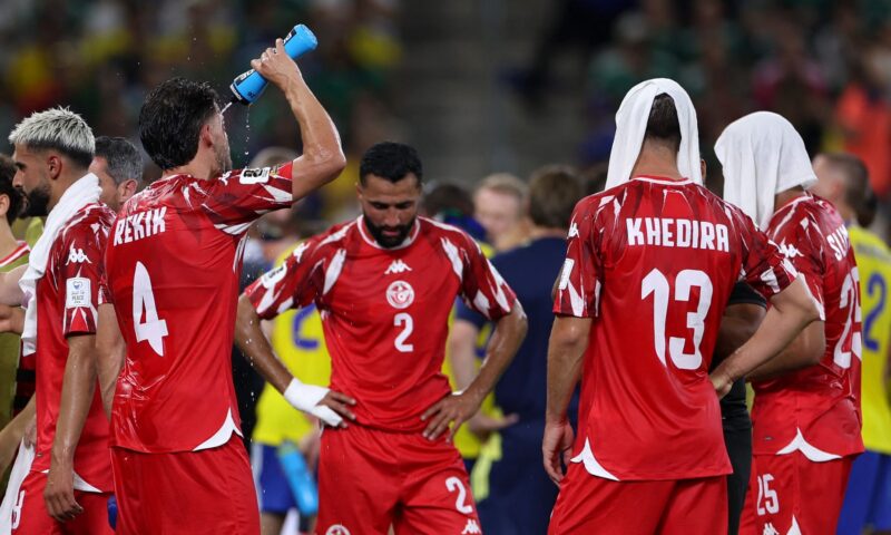 لماذا أثارت فترات التوقف لشرب المياه خلال كأس العالم جدلاً؟