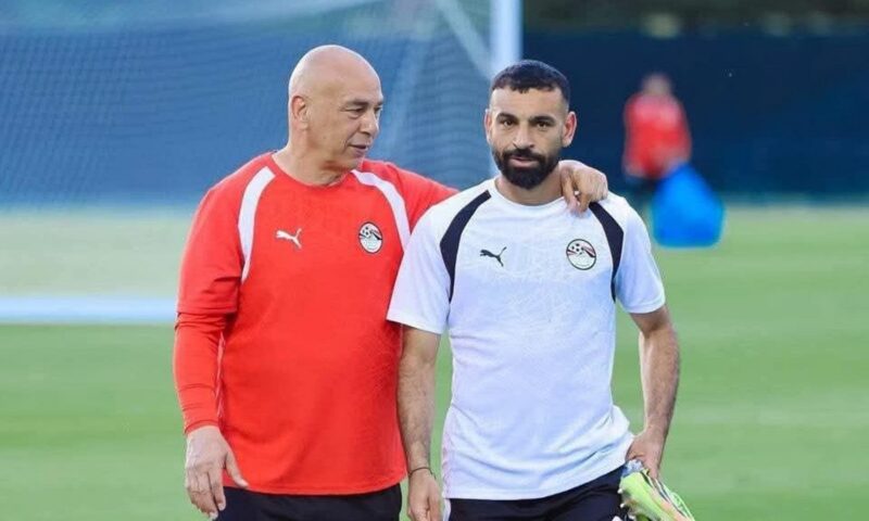 اتحاد الكرة المصري ينشر صورة حديثة لمحمد صلاح وحسام حسن ويعلق بـ5 كلمات