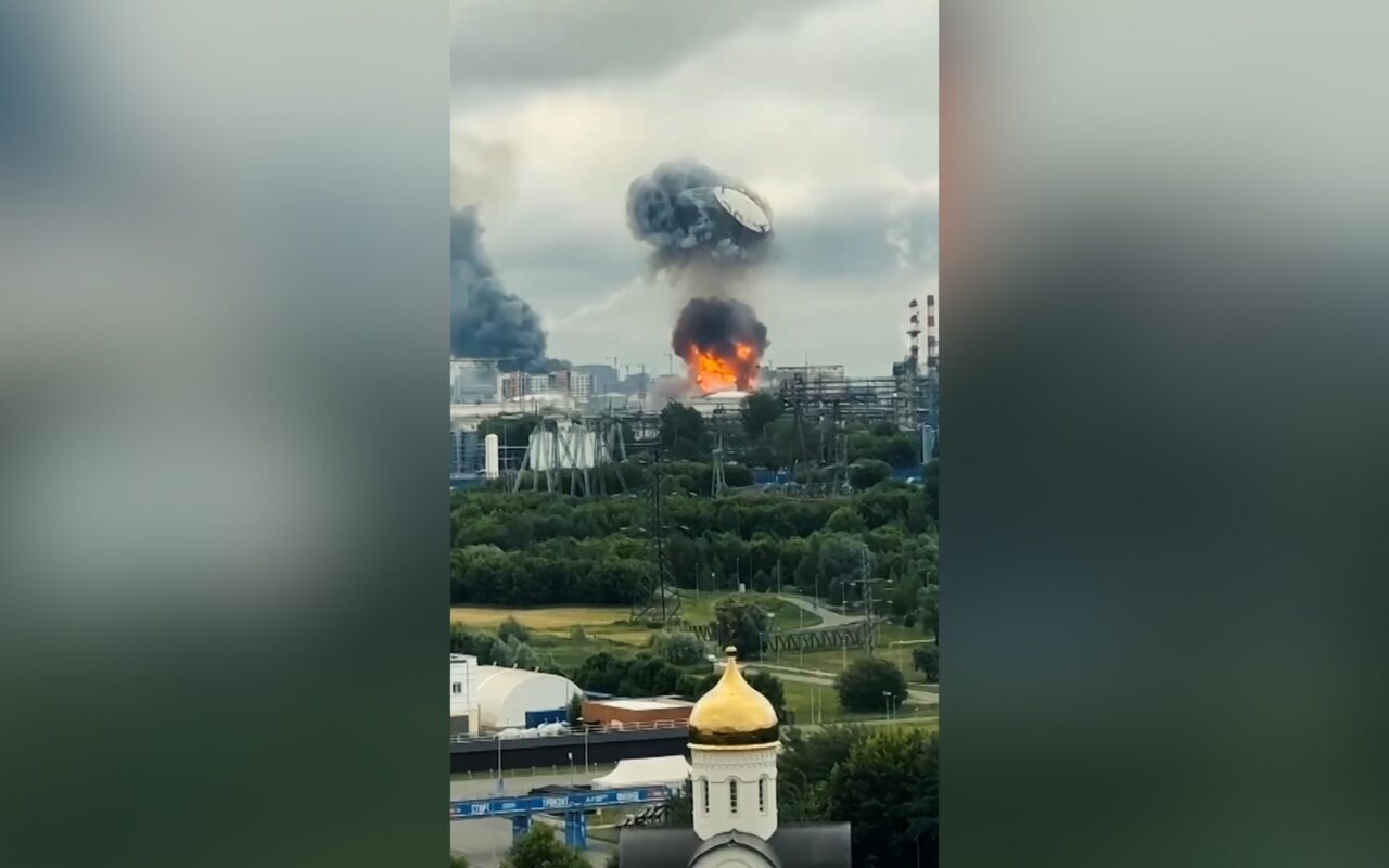 ضربات غير مسبوقة على بعد أميال من الكرملين تمثل نقطة تحول بحرب بوتين وعرضًا واضحًا لضعف موسكو