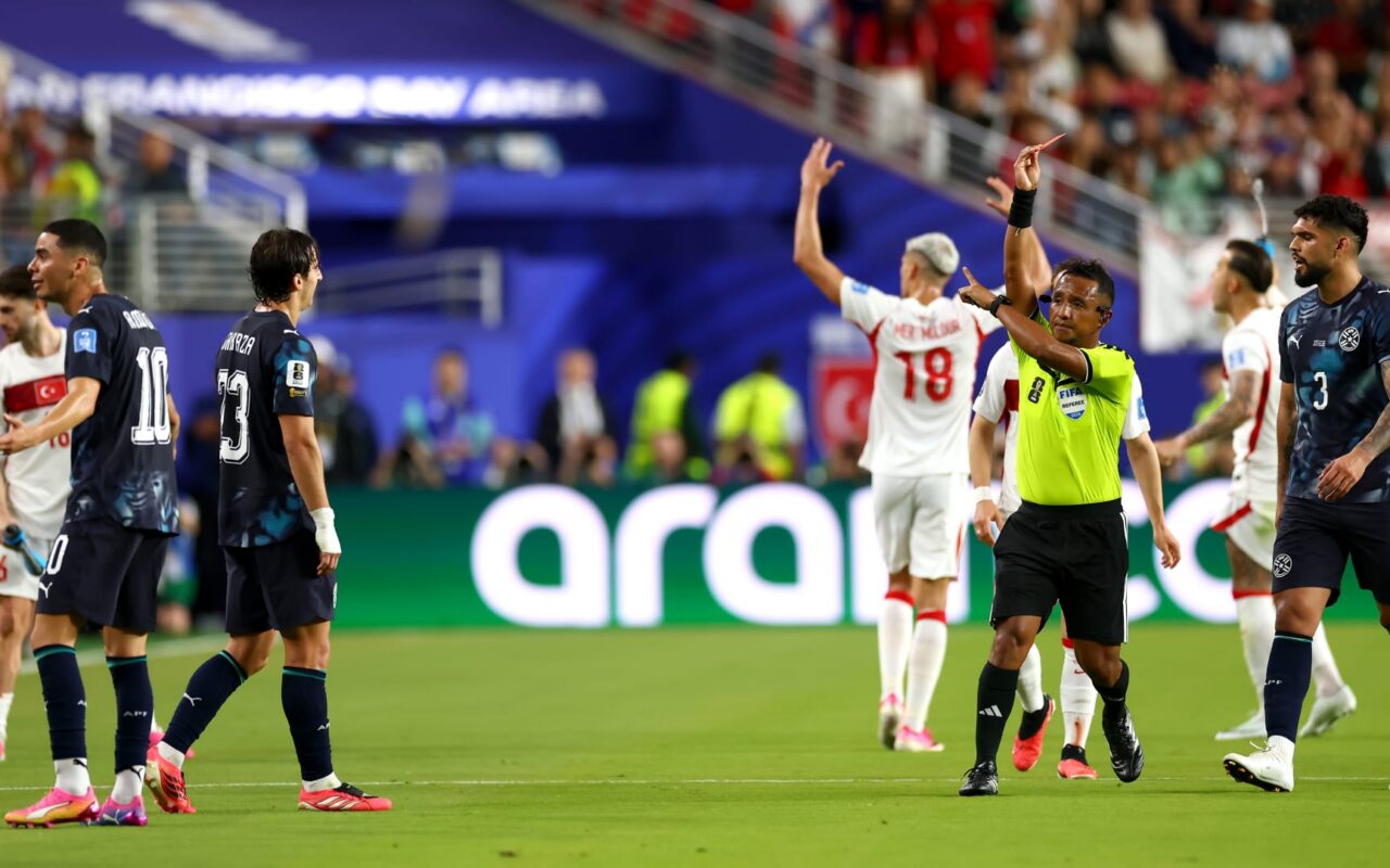 لقطة مونديالية.. طرد لاعب باراغواي بسبب تغطيته لفمه خلال مشادة مع منافسه