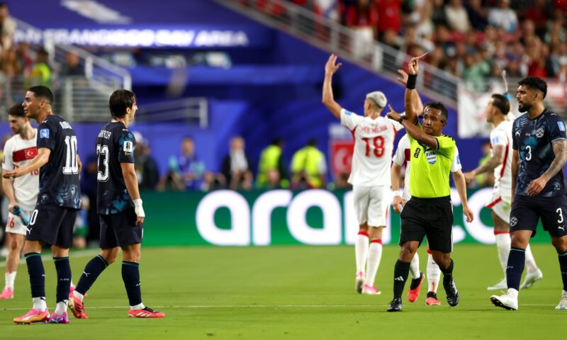 لقطة مونديالية.. طرد لاعب باراغواي بسبب تغطيته لفمه خلال مشادة مع منافسه