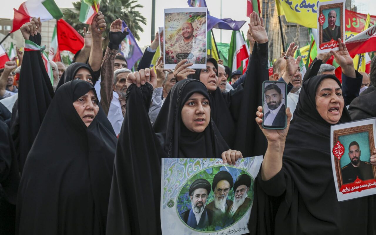 “لن نقبل بالاستسلام”.. هل يفسد المتشددون في إيران فرحة “انتصار” النظام بعد الاتفاق مع أمريكا؟