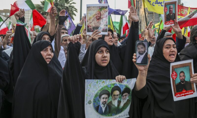 “لن نقبل بالاستسلام”.. هل يفسد المتشددون في إيران فرحة “انتصار” النظام بعد الاتفاق مع أمريكا؟