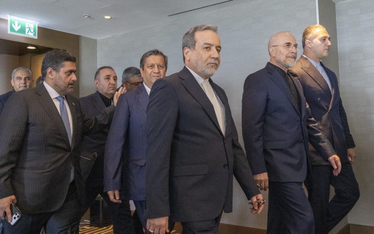 “لن تعودوا لبلدكم اللعين”.. إعلام إيراني يكشف عن تحرك لوفد طهران بسويسرا بعد تهديدات ترامب