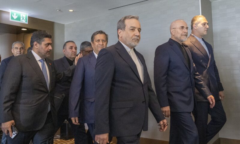 “لن تعودوا لبلدكم اللعين”.. إعلام إيراني يكشف عن تحرك لوفد طهران بسويسرا بعد تهديدات ترامب