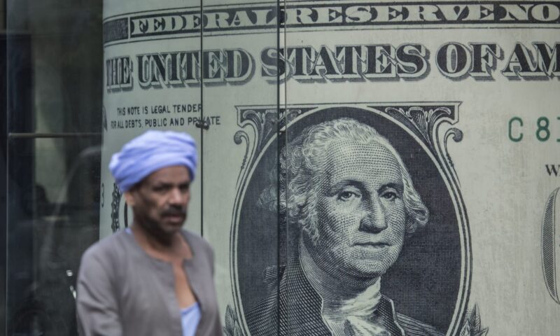 تراجع الدولار والذهب في مصر مع انحسار توترات المنطقة