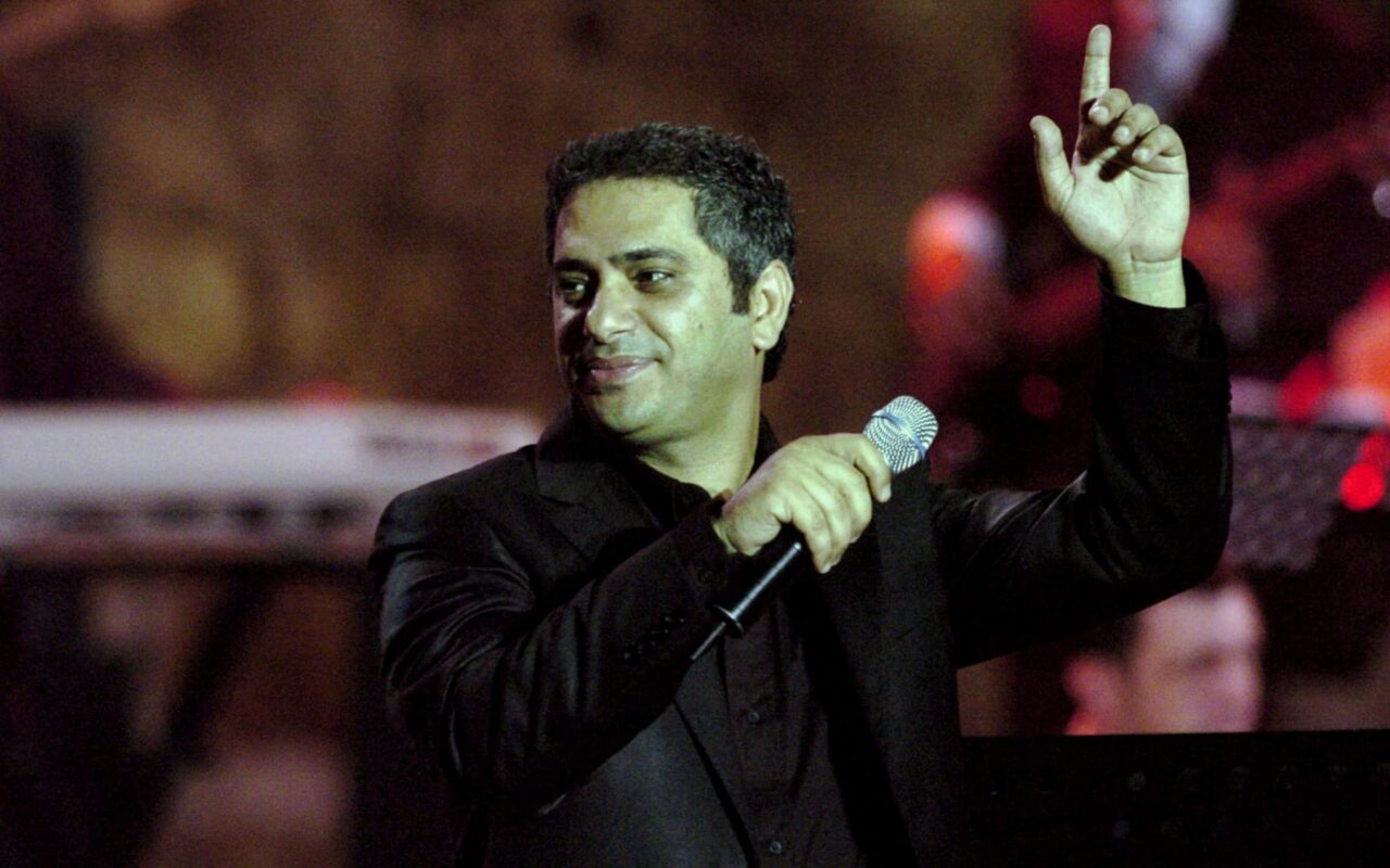 “آن أوان الإنصاف”.. محمد فضل شاكر يؤكد تراجع حالة والده الصحية
