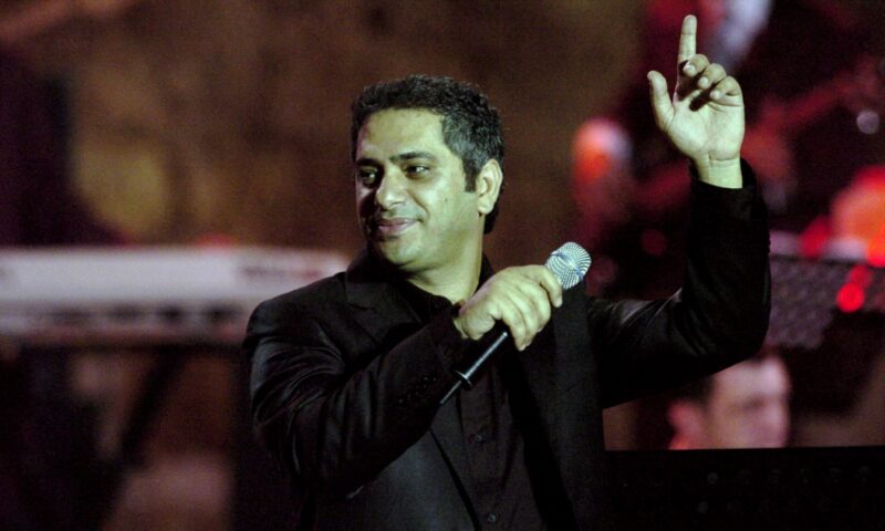 “آن أوان الإنصاف”.. محمد فضل شاكر يؤكد تراجع حالة والده الصحية