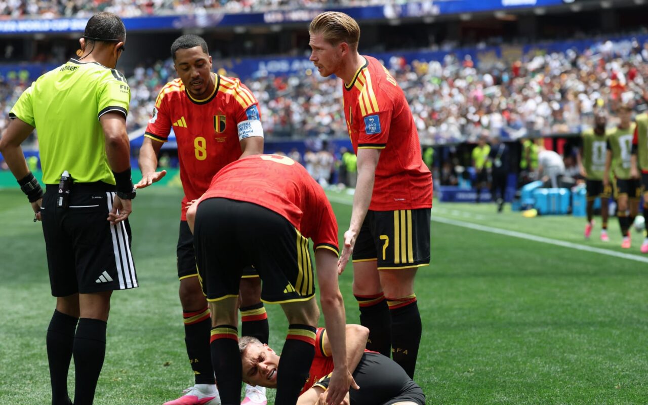 لقطة مونديالية.. أطباء يتراجعون عن إسعاف لاعب بلجيكا داخل الملعب لهذا السبب