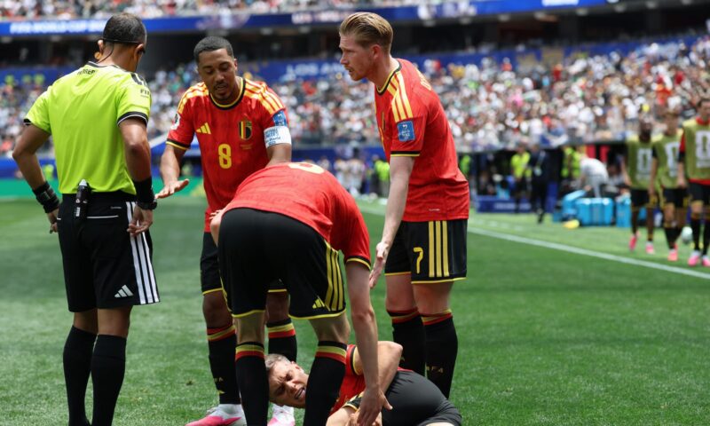 لقطة مونديالية.. أطباء يتراجعون عن إسعاف لاعب بلجيكا داخل الملعب لهذا السبب