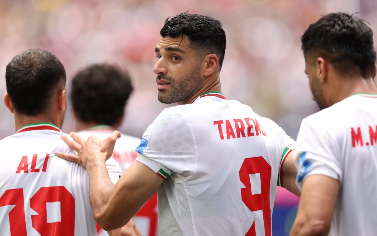 “تبقى روحنا حيّة”.. منتخب إيران يترك رسالة لمدينة لوس أنجلوس في غرف تبديل الملابس