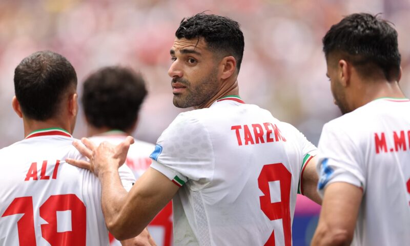 “تبقى روحنا حيّة”.. منتخب إيران يترك رسالة لمدينة لوس أنجلوس في غرف تبديل الملابس