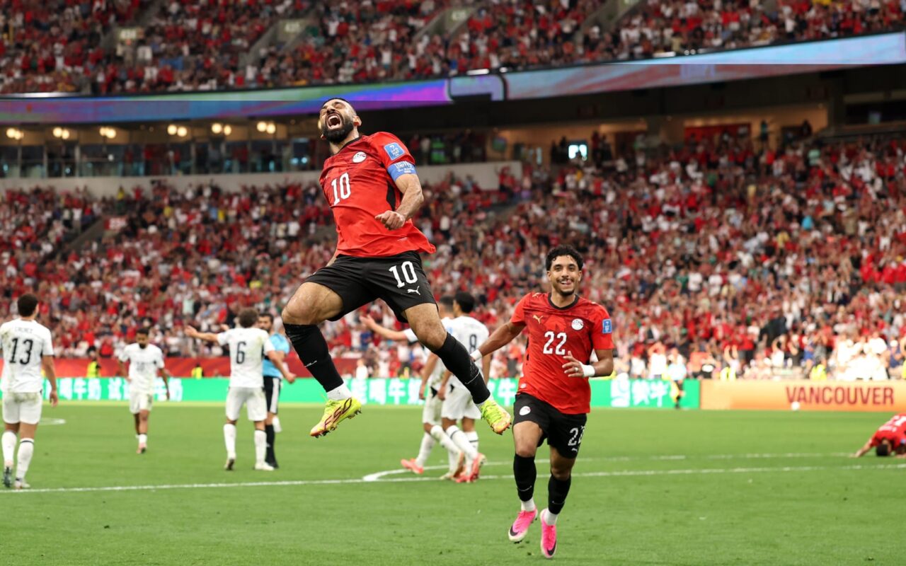 “ع المكسب كله يرقص”.. هكذا احتفال صلاح ورفاقه بفوز مصر التاريخي في كأس العالم