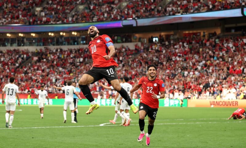 “ع المكسب كله يرقص”.. هكذا احتفال صلاح ورفاقه بفوز مصر التاريخي في كأس العالم