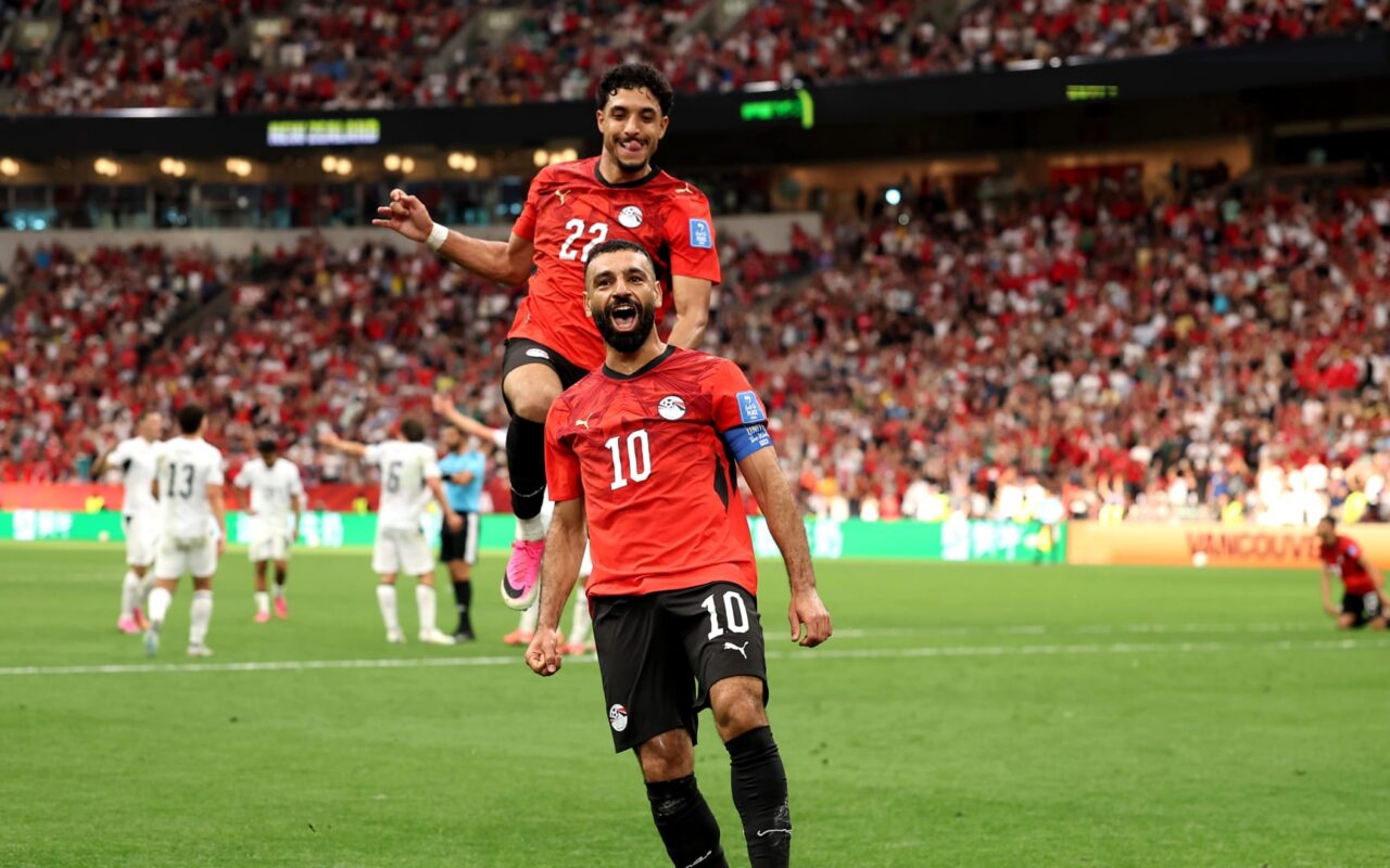 تصرف من عمر مرموش تجاه محمد صلاح يخطف الأنظار في كأس العالم