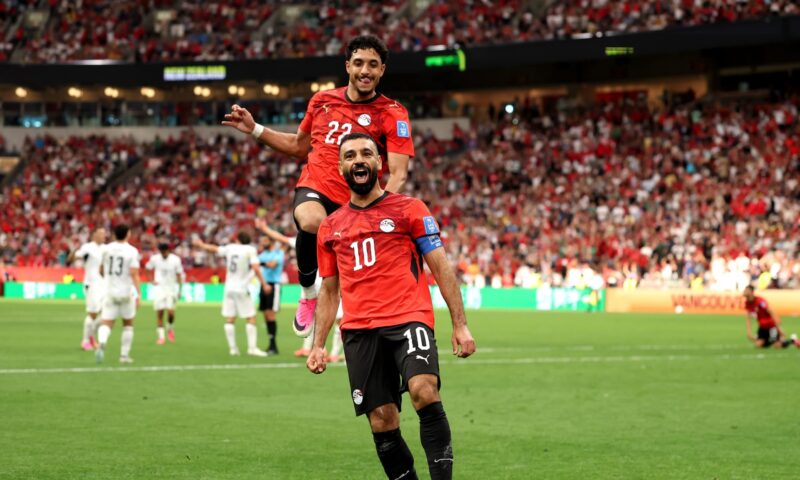 تصرف من عمر مرموش تجاه محمد صلاح يخطف الأنظار في كأس العالم