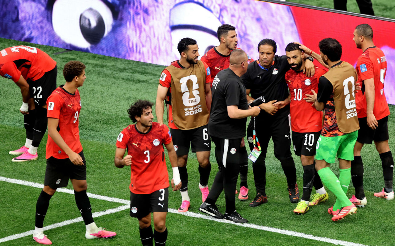 كيف علّق نجيب ساويرس وعلاء مبارك على أول فوز مونديالي لمنتخب مصر؟