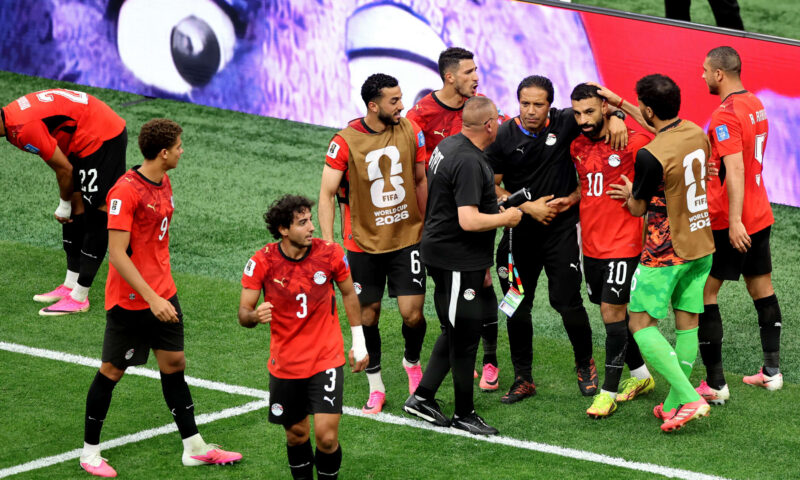 كيف علّق نجيب ساويرس وعلاء مبارك على أول فوز مونديالي لمنتخب مصر؟
