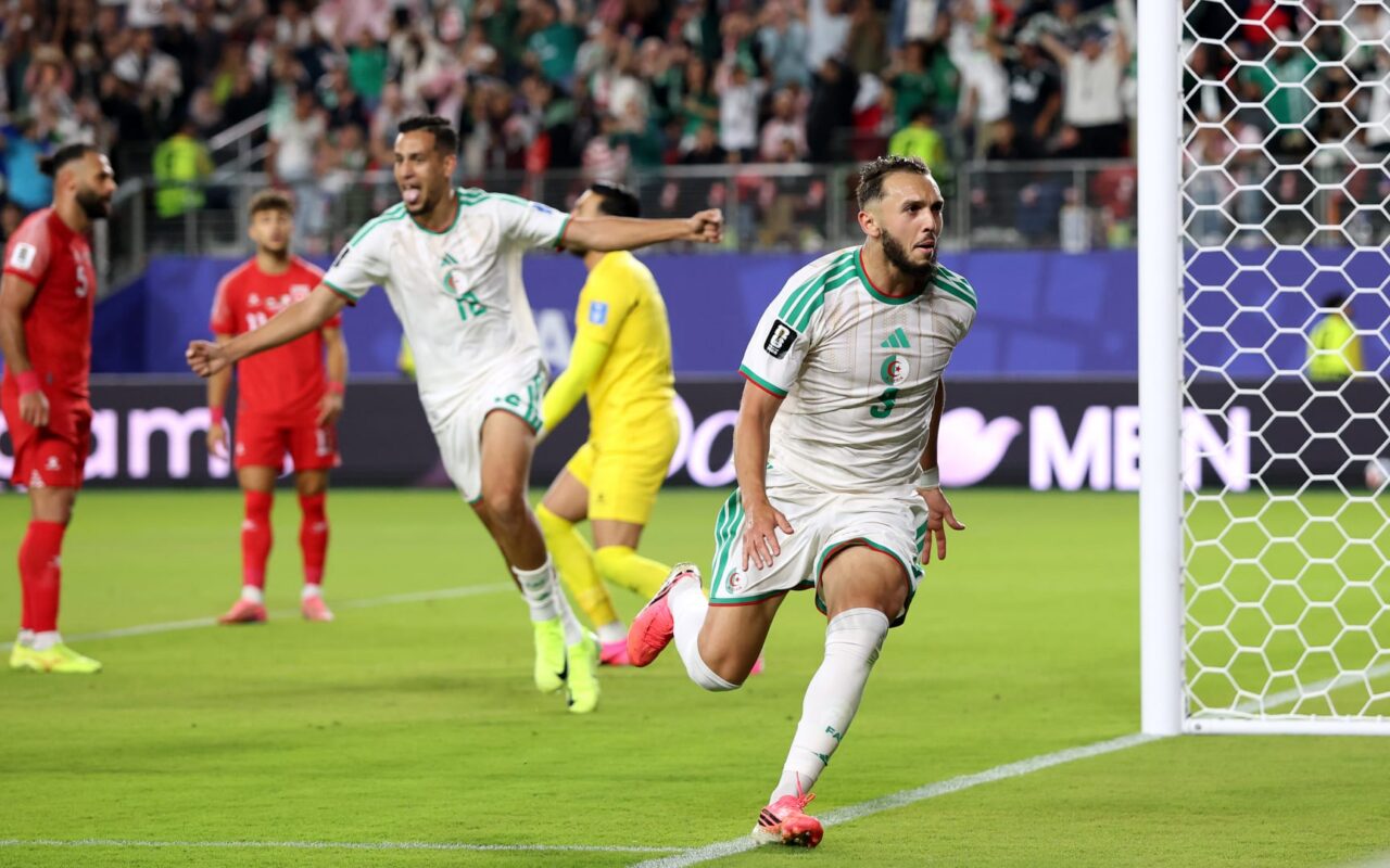 بسيناريو مُثير.. الجزائر تخطف فوزاً ثميناً من الأردن في المونديال