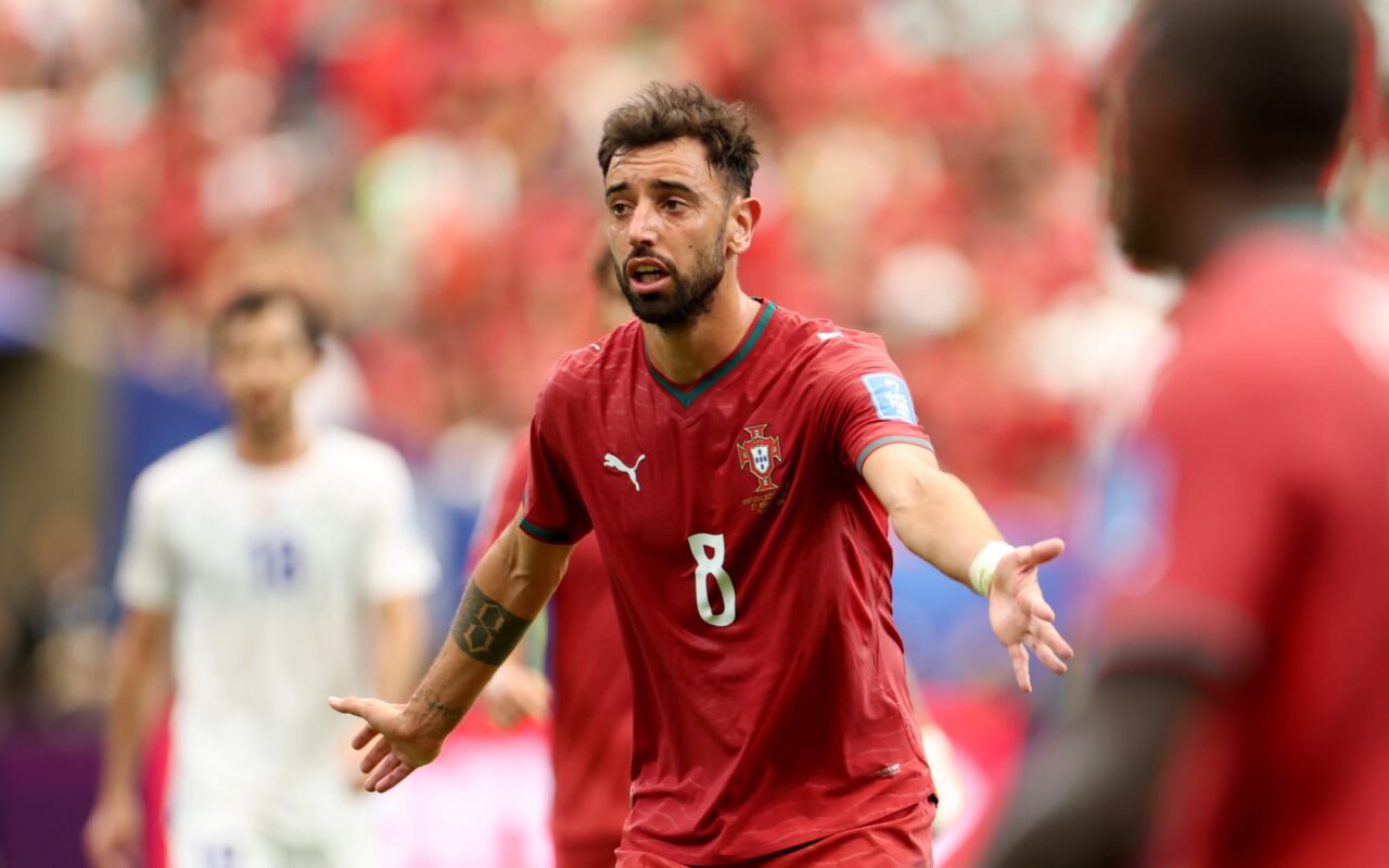 عانقه وقبّل رأسه.. لاعب منتخب البرتغال يواسي مدافع أوزبكستان لحظة بكائه
