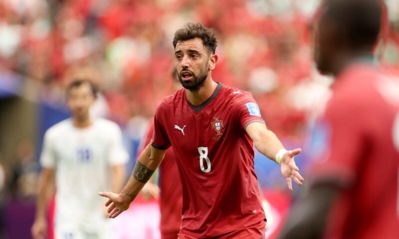 عانقه وقبّل رأسه.. لاعب منتخب البرتغال يواسي مدافع أوزبكستان لحظة بكائه