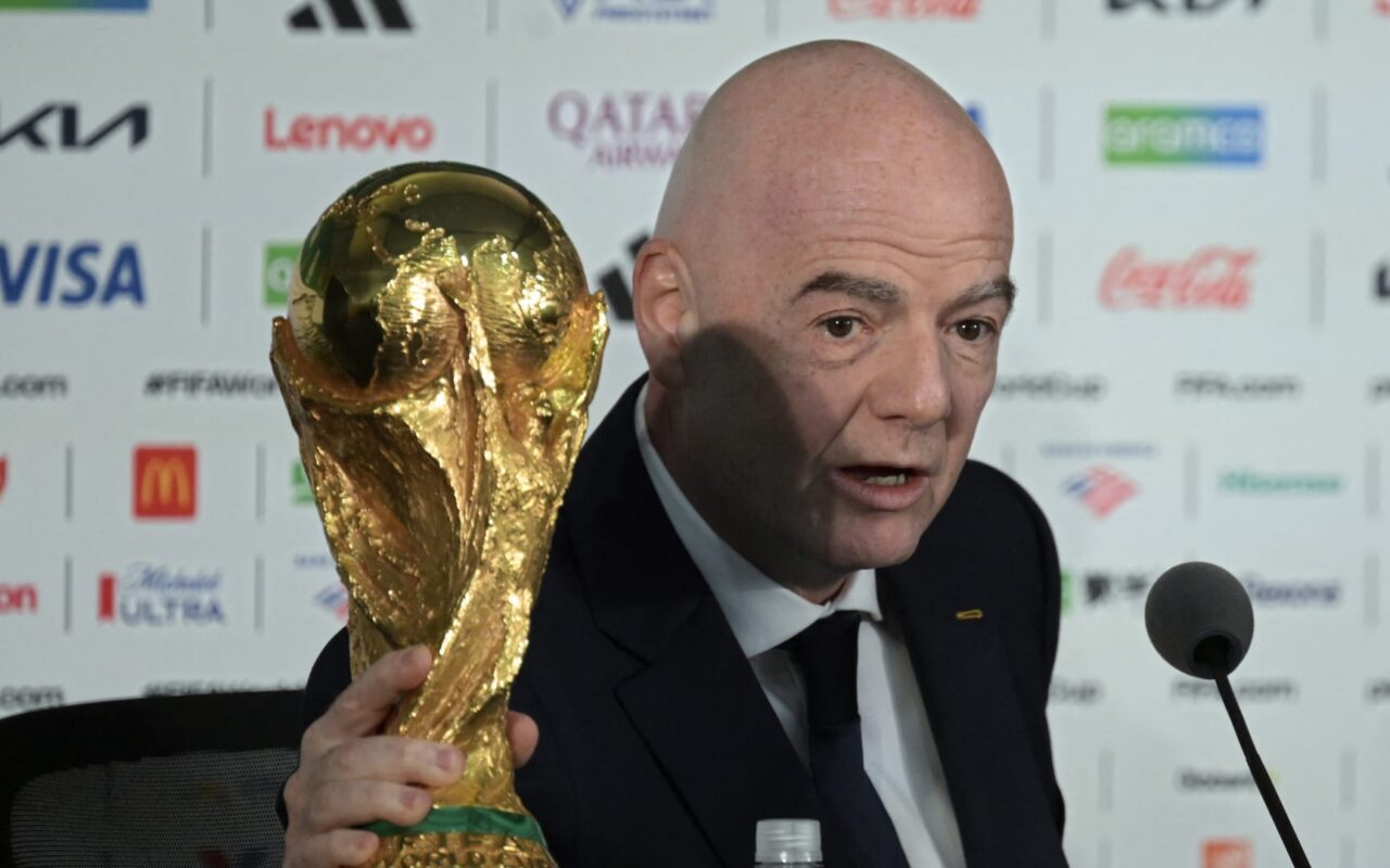 “لا نجني دولاراً واحداً”.. رئيس فيفا يرد على منتقدي استراحة شرب المياه في المونديال