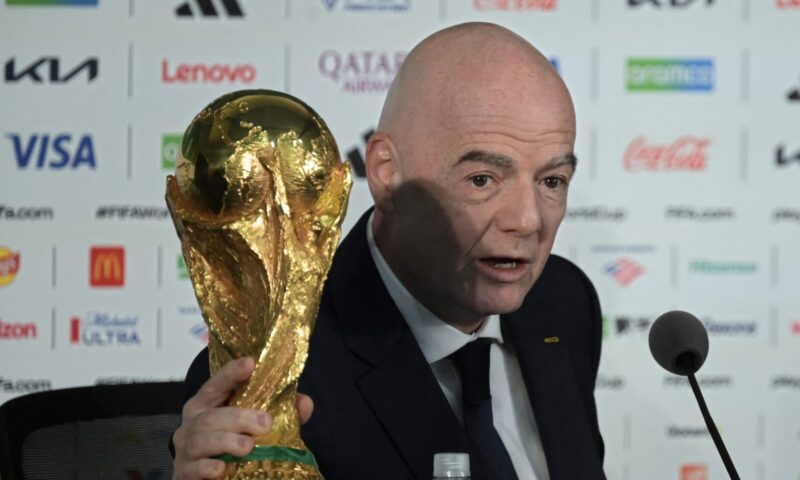 “لا نجني دولاراً واحداً”.. رئيس فيفا يرد على منتقدي استراحة شرب المياه في المونديال