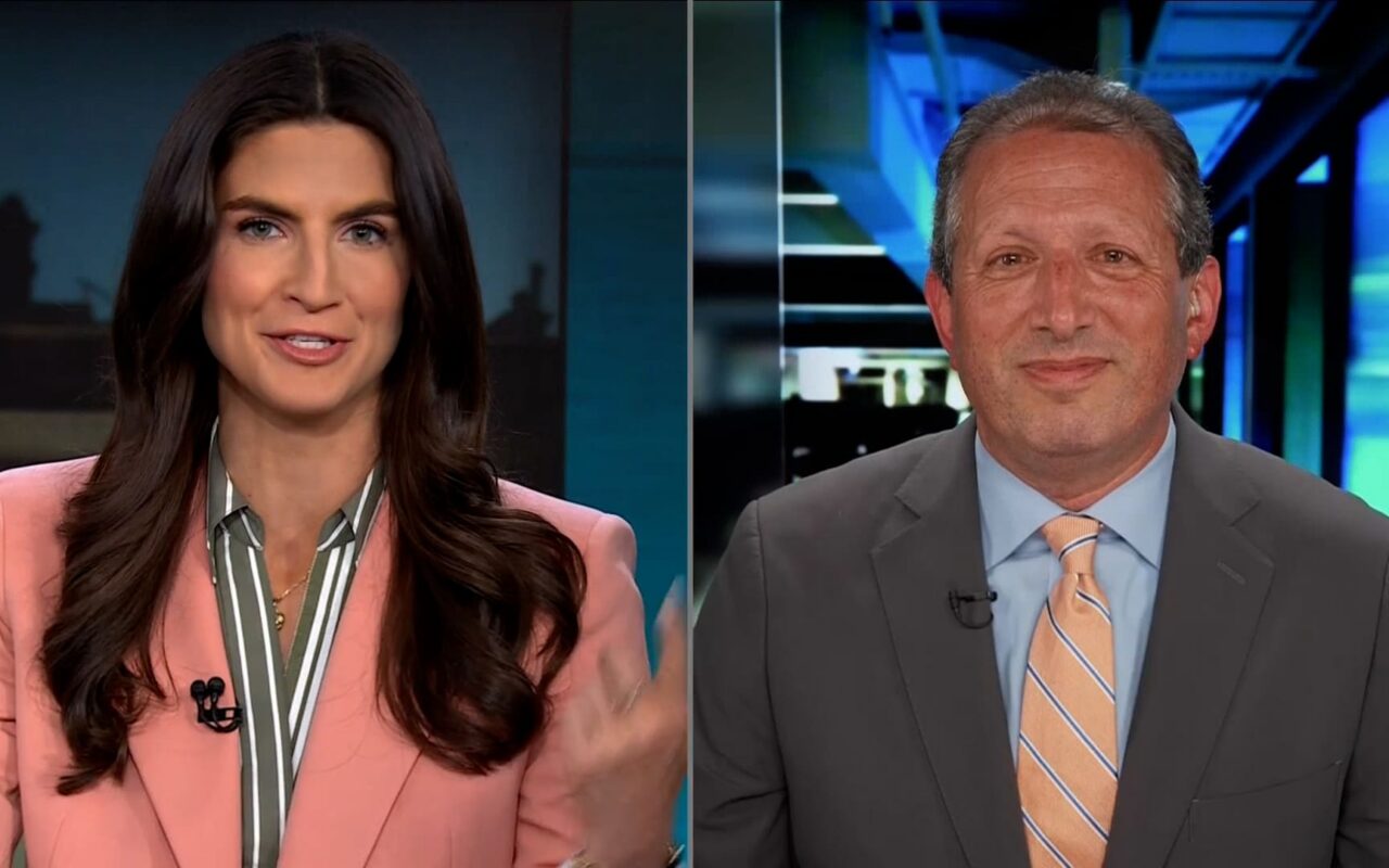 شاهد رد فعل مرشح ديمقراطي عندما علم بفوزه بمقابلة مباشرة على CNN