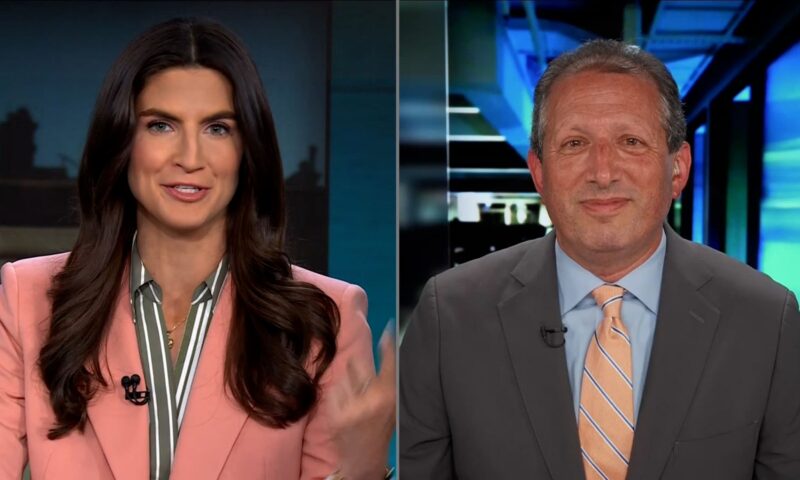 شاهد رد فعل مرشح ديمقراطي عندما علم بفوزه بمقابلة مباشرة على CNN
