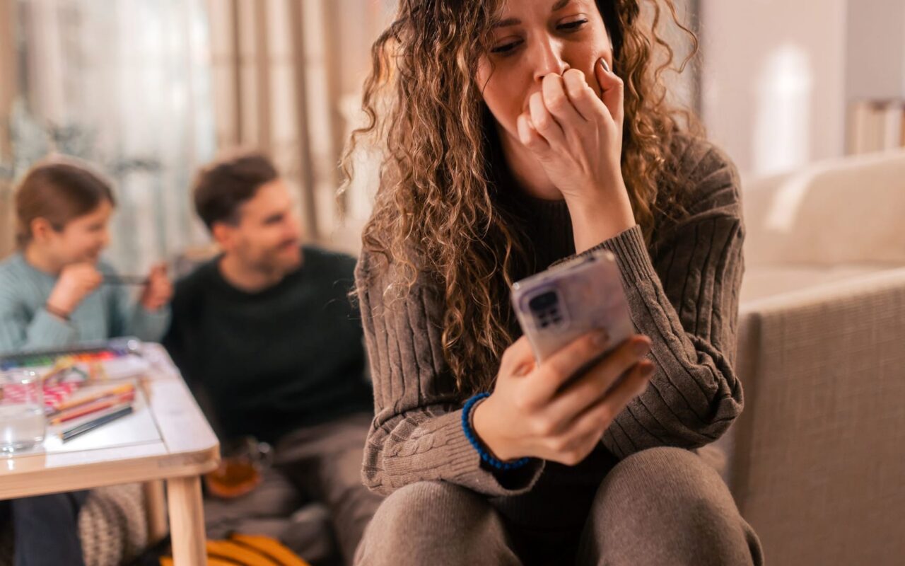 هل يؤثر انشغال الأهل بالأجهزة الإلكترونية سلبًا على علاقتهم بأطفالهم؟