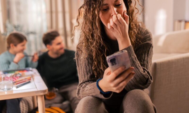 هل يؤثر انشغال الأهل بالأجهزة الإلكترونية سلبًا على علاقتهم بأطفالهم؟