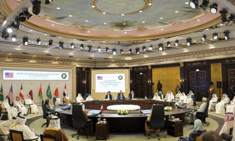سلطنة عُمان تؤكد: لن يتم فرض رسوم عبور بمضيق هرمز