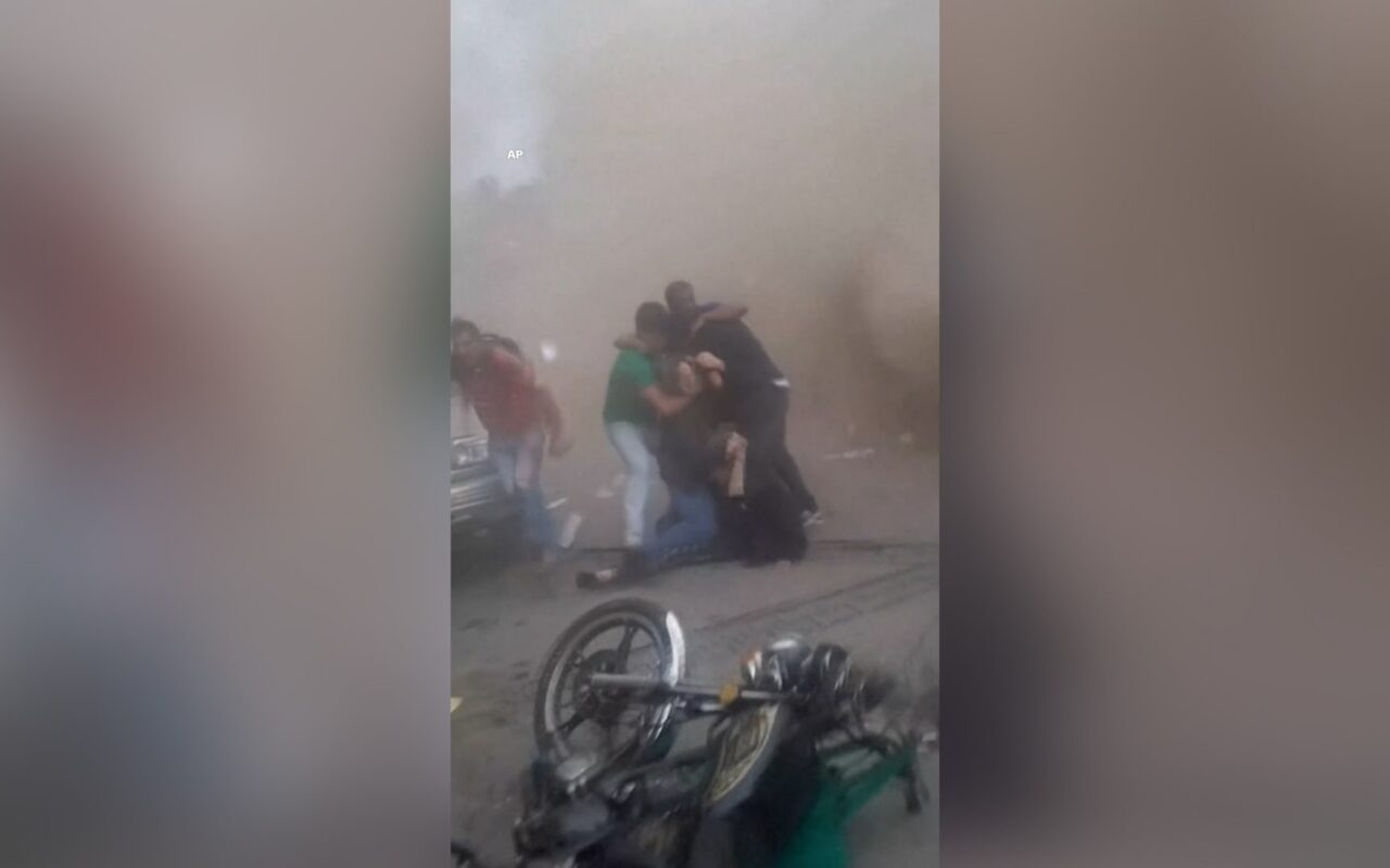 فيديو يوثّق لحظة انهيار مبنى خلال زلزال مدمّر في فنزويلا.. شاهد رد فعل السكان