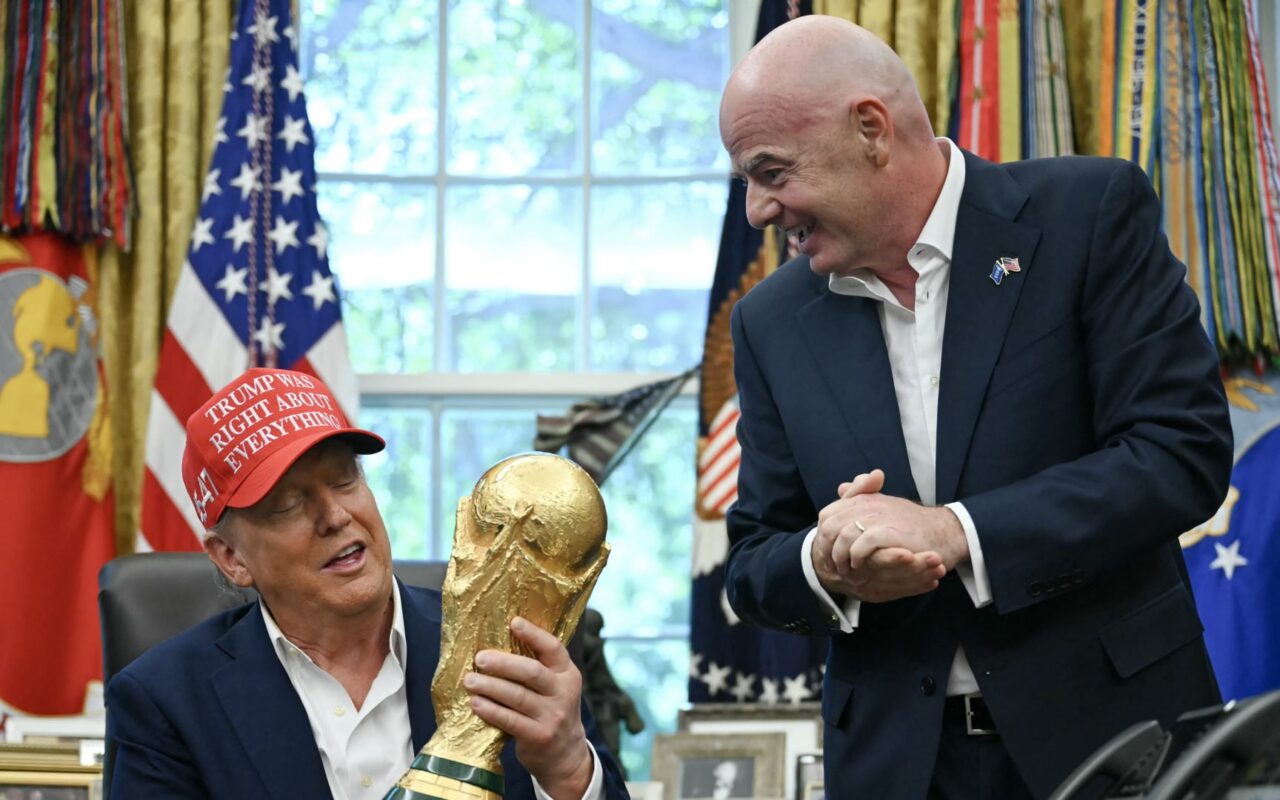 لماذا قد يكون تسليم ترامب كأس العالم للمنتخب الفائز بالمونديال موقفاً “محرجاً للغاية” ؟