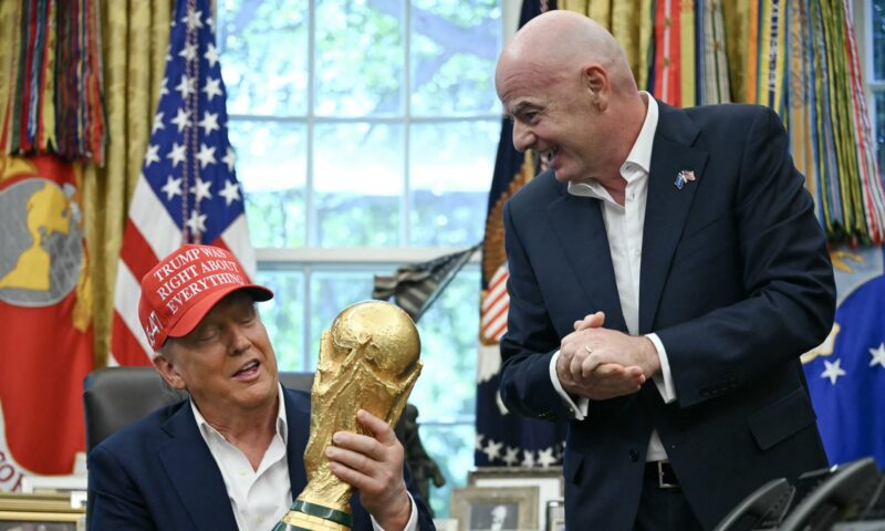 لماذا قد يكون تسليم ترامب كأس العالم للمنتخب الفائز بالمونديال موقفاً “محرجاً للغاية” ؟