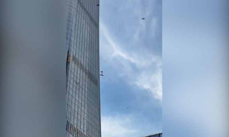 شاهد.. طائرة صغيرة تصطدم بأعلى ناطحة سحاب في بكين