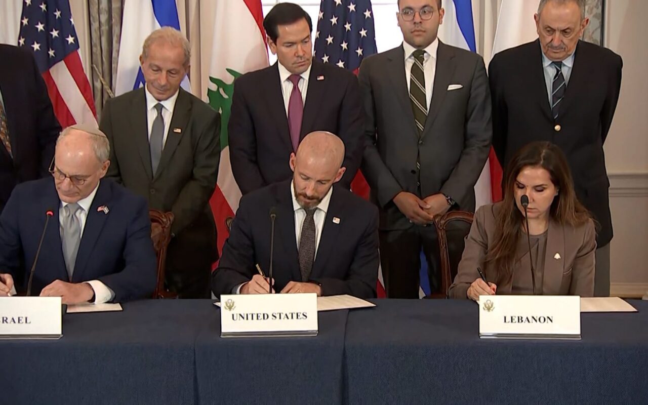 برعاية أمريكية.. شاهد لحظة توقيع الاتفاق بين لبنان وإسرائيل