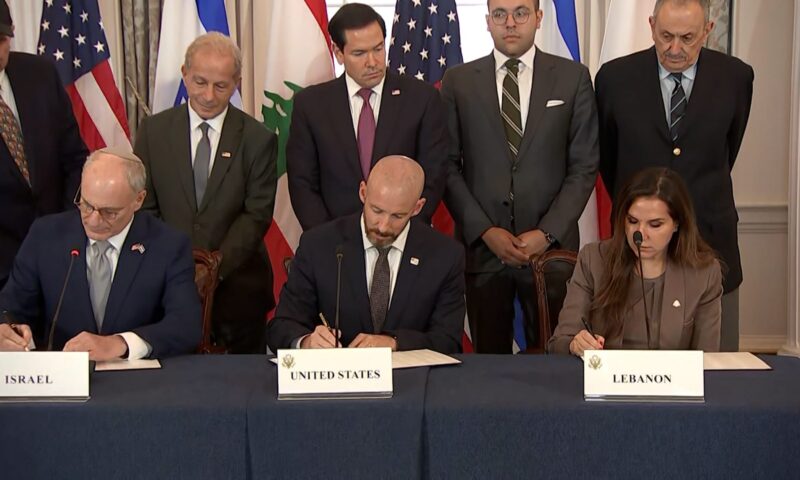 برعاية أمريكية.. شاهد لحظة توقيع الاتفاق بين لبنان وإسرائيل
