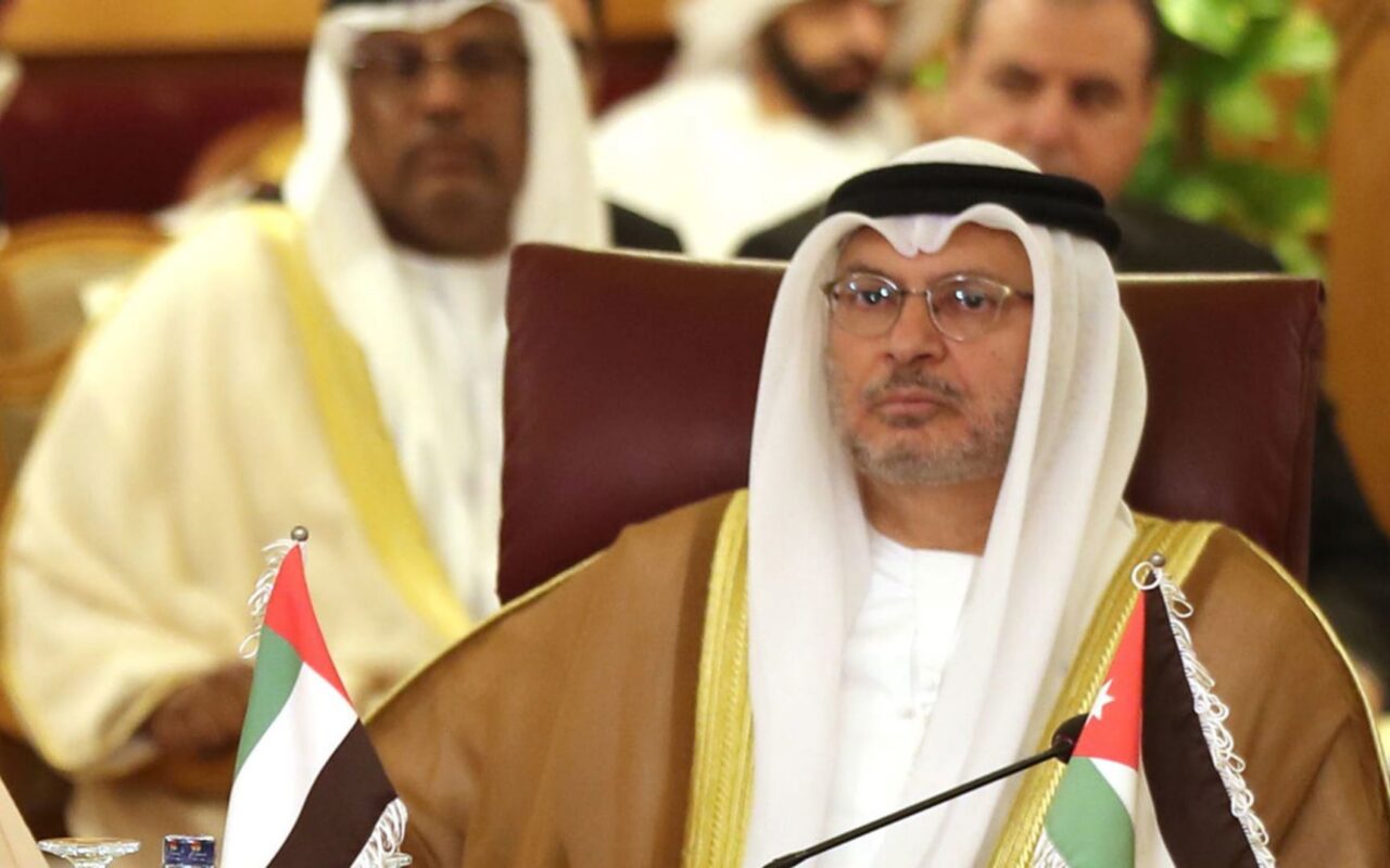قرقاش يعلق على اتصال وزير خارجية إيران بنظيره الإماراتي عبدالله بن زايد