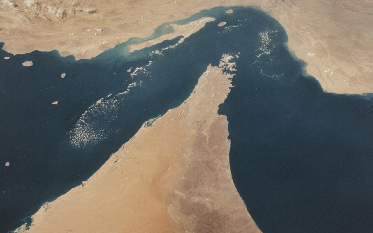 مسؤول أمريكي: واشنطن تُكثّف غاراتها على أهداف إيرانية بمحيط مضيق هرمز