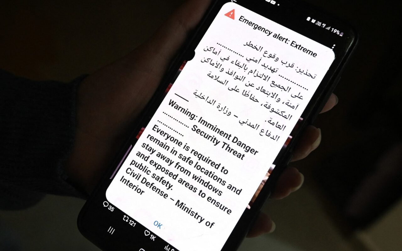 بعد غارات أمريكا على إيران.. الكويت تتعرض لهجمات صاروخية وصافرات الإنذار تدوي في البحرين