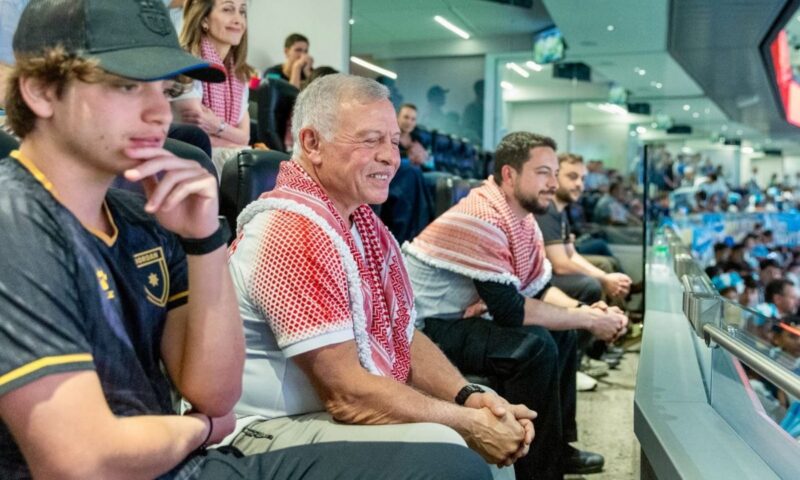 قفز ثمّ صفق.. فرحة عارمة لملك الأردن بهدف منتخبه أمام الأرجنتين