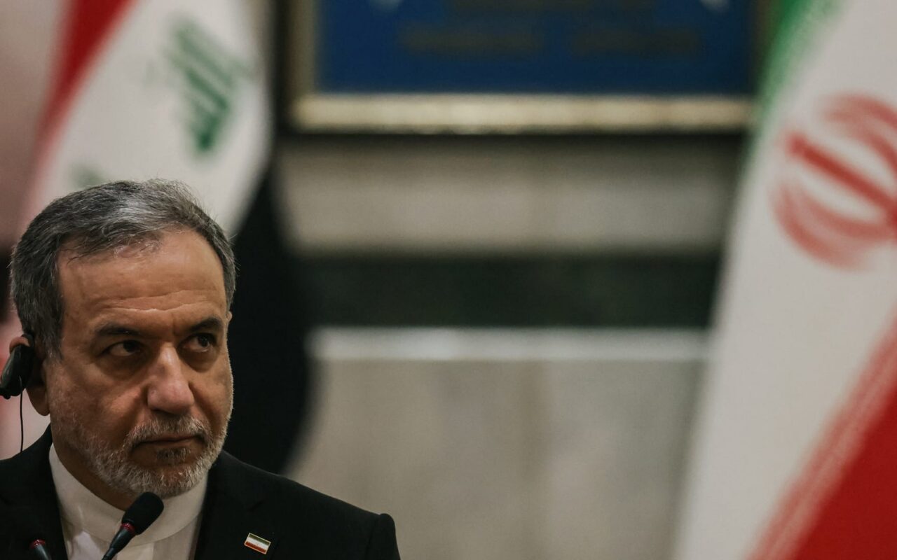 “إدارتنا حصرية”.. إيران تتمسك بمضيق هرمز وتحذّر من “ترتيبات موازية”