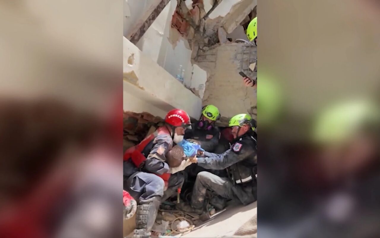 علا صوت بكائه.. شاهد إنقاذ رضيع من تحت الأنقاض بعد أيام من زلزال فنزويلا