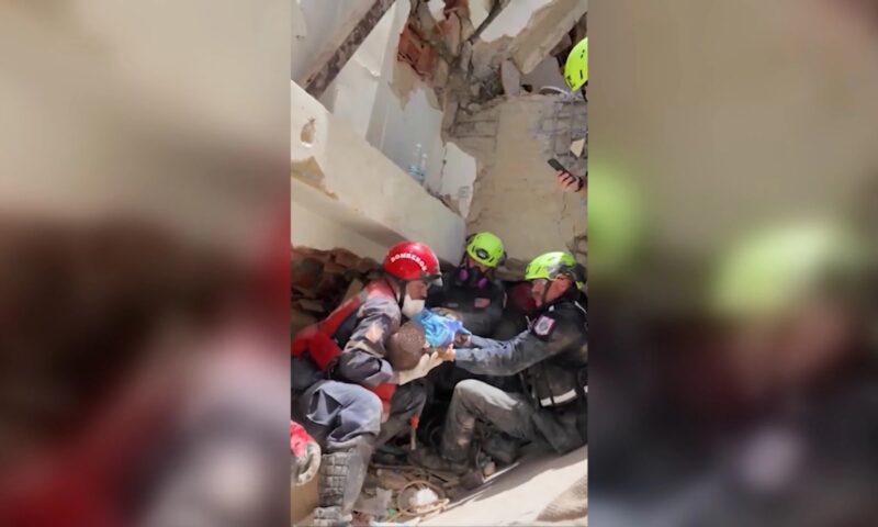 علا صوت بكائه.. شاهد إنقاذ رضيع من تحت الأنقاض بعد أيام من زلزال فنزويلا
