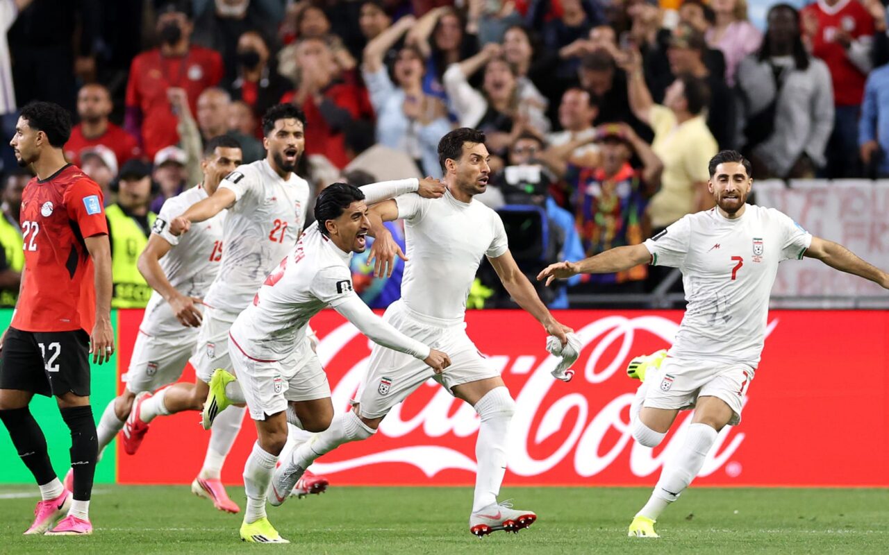 من رفض إقامة معسكرهم التدريبي إلى دراما اللحظات الأخيرة.. تفاصيل كأس العالم “المشؤوم” لإيران