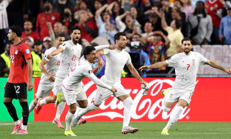 من رفض إقامة معسكرهم التدريبي إلى دراما اللحظات الأخيرة.. تفاصيل كأس العالم “المشؤوم” لإيران