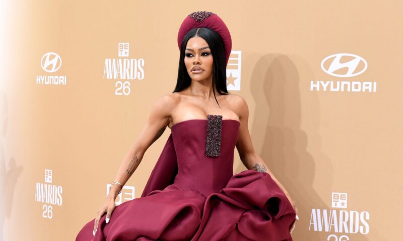 تنورة تيانا تايلور الضخمة تخطف الأنظار في حفل جوائز BET Awards 2026