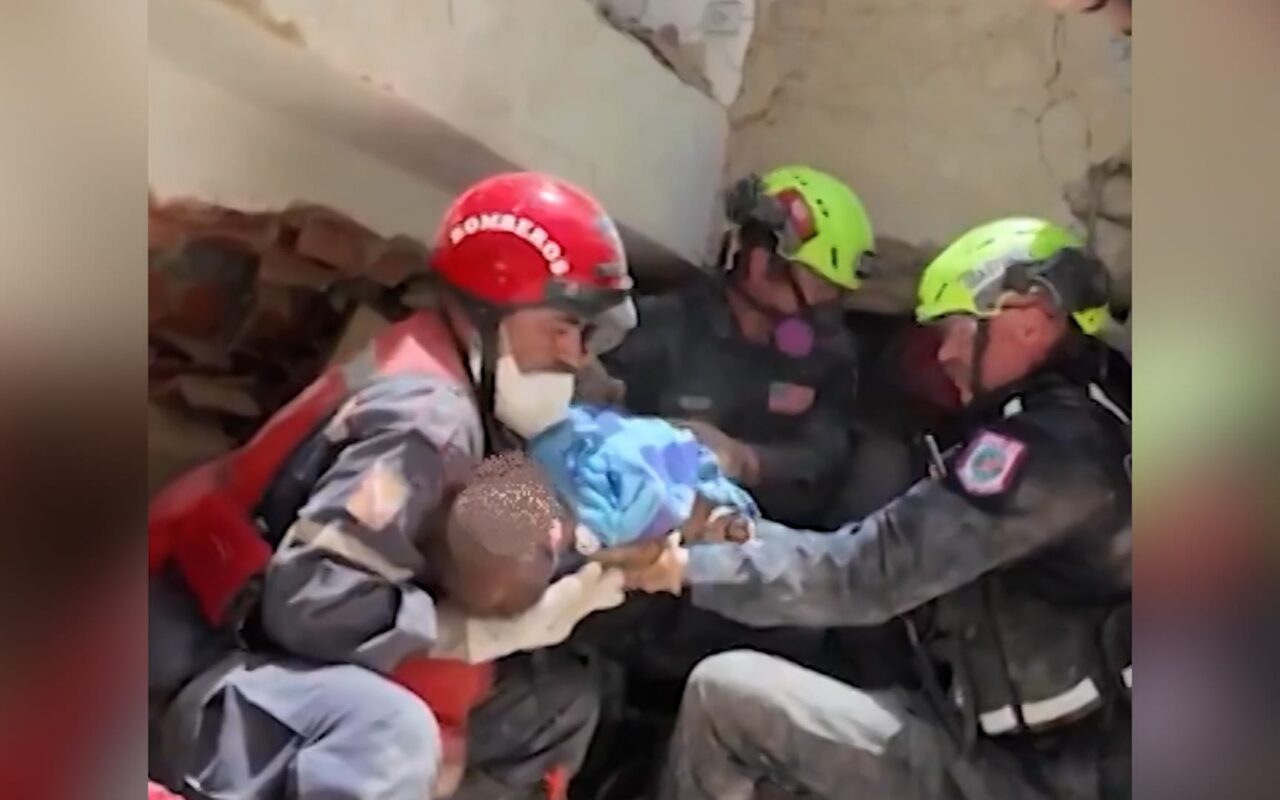 شاهد.. لحظة إنقاذ رضيع ووالدته من تحت أنقاض زلزال فنزويلا المدمر