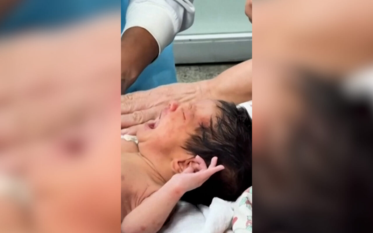 رضيع بعمر 18 يوماً ينجو بعد 32 ساعة تحت أنقاض زلزالي فنزويلا
